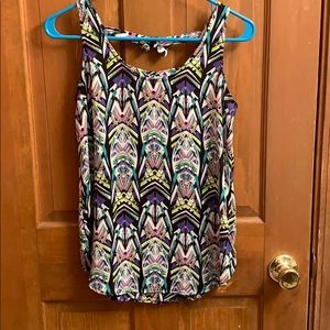 Abstract design tank top with key hole back EUC